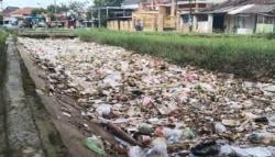 Duh! Gundukan Sampah Kembali Penuhi Aliran Sungai di Indramayu, Warga Resah
