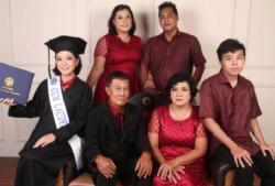 Kisah Inspiratif Anak Sopir Bus Malam yang Berhasil Lulus Cumlaude