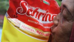 Ekspresi Bahagia Emak-Emak Bertemu Minyak Goreng Langka di Kendari