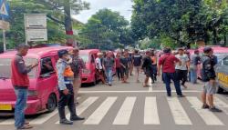 Angkot di Sukabumi Mogok Beroperasi, Banyak Penumpang Telantar<