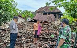 Hujan Disertai Angin, Rumah Warga Desa di Ogan Ilir Ambruk<