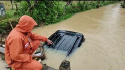 Hindari Genangan Air, Mobil Minibus Terjun ke Sungai di Cilacap  