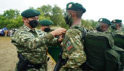 Pangkostrad Sematkan Brevet Cakra kepada 500 Prajurit di Pantai Pelangpang Sukabumi<