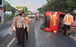 Gagal Nyalip Lewat Bahu Jalan, Angkot Berisi 13 Penumpang Terguling di Tol Merak