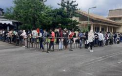 Ribuan Calon Penonton MotoGP Mandalika Antre Berjam-Jam Tukar Tiket<
