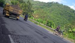 Teruji di Cilegon Banten, Wabup Yakin Jalan Aspal Plastik Awet di Garut<