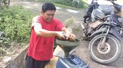 Viral, Warga di Blora Ambil Tumpahan Minyak dari Pipa Pertamina yang Bocor  