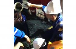 Pipa Pertamina EP Field Cepu Bocor, Warga Ramai-ramai Mengambil Tumpahan Minyak