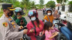 Ambil Kupon Sembako Murah, Ratusan Emak-Emak di Bangka Selatan Antre Pakai Kendaraan