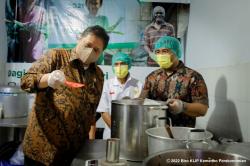 Dukung UMKM Go Export, Menko Airlangga Tinjau Industri Pengalengan di Yogyakarta