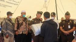 Kajati Sumbar Kunjungi Korban Gempa Pasaman Barat, Bawa Sajadah dan Mukena