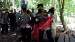 Aksi Heroik Kapolres di NTT, Turun Lapangan Gendong Bocah Disabilitas untuk Divaksin