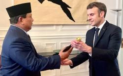 Menhan Prabowo Hadiahi Presiden Prancis Keris Bali, Gagangnya Emas Berkilau