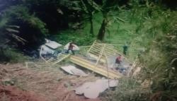 Ngeri, Truk Pengangkut Galon 2 Kali Terguling lalu Masuk Jurang di Sumedang<