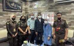 3 Terpidana Korupsi Bayar Denda Rp800 Juta ke Kejari Pekanbaru<