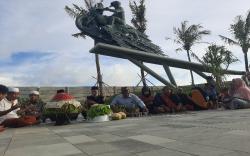 Bentuk Rasa Syukur, Warga Gelar Ritual Pejambek di Bawah Patung Jokowi Naik Motor