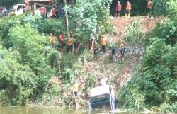 Tanah Longsor, Truk Bermuatan Batako Kecebur Waduk Sermo Kulonprogo 