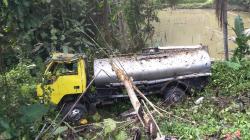Truk Tangki Air Tereperosok ke Jurang di Jalur Tengkorak Cililin KBB<
