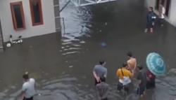 Tanggul Sungai Jebol, Permukiman di Cilaku Cianjur Terendam Banjir