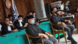 2 Polisi Penembak Laskar FPI Menangis sambil Sujud Syukur Usai Divonis Bebas<