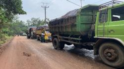 Jalan di TPA Sarimukti KBB Ambles, Truk Sampah Mengular 3 Kilometer<