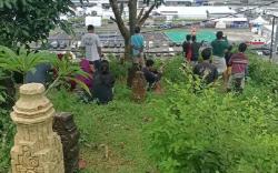 Penampakan Warga Nonton MotoGP Mandalika dari Balik Batu Nisan sambil Ziarah