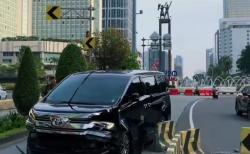Mobil Mewah Tabrak Separator Busway di Kawasan Bundaran HI