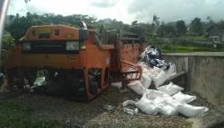 Tanpa Rem, Truk Bermuatan Terigu Melaju Sejauh 1 Km di Jalur Sukabumi-Cianjur lalu Terbalik<