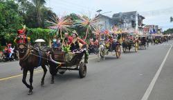 Arak-arakan 71 Pasangan Pengantin Nikah Massal Naik Kereta Kuda