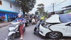 Salip Motor Terlalu ke Kanan, Avanza Tabrak Truk di Garut, 4 Luka