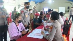 Kapolda Sulut Tinjau Vaksinasi Massal di Maumbi Minahasa Utara