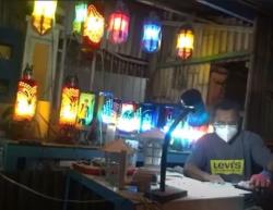 Usaha Makanan Gulung Tikar, Pria Ini Sukses Buat Lampu Hias dari Paralon Bekas