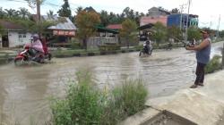 Protes Saluran Air Tak Diperbaiki, Warga Aceh Singkil Mancing di Jalanan Banjir