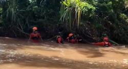 Tim SAR Sisir Sungai Cari Korban Hilang Kecelakaan Minibus di Tana Toraja