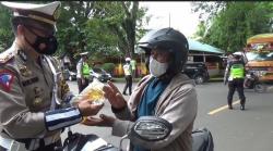 Tertib Berlalu Lintas, Warga di Parepare Dapat Minyak Goreng Gratis