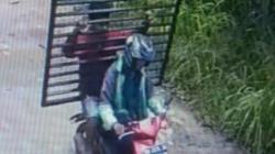 Pria di Jambi Terekam CCTV Curi Pagar di Rumah Warga