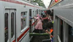 Foto-Foto Penumpang Kereta Dievakuasi setelah KRL Tujuan Kota Mendadak Berhenti