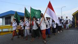 Bawa Bendera Merah Putih dan NU, Ratusan Santri Pulang Kampung Naik Kapal Laut