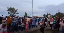 Bangun Masjid Al Mahdi, Warga Muslim-Kristen Fakfak Gotong Tiang Replika Kakbah