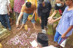 Jasad Bidan Sweetha dan Anaknya Dimakamkan Satu Liang Lahat<