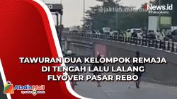 Tawuran Dua Kelompok Remaja di Tengah Lalu Lalang Flyover Pasar Rebo