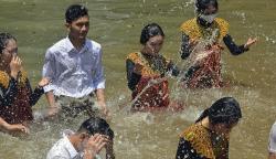 Foto-Foto Muda Mudi Ritual Mandi Bersama di Bandar Lampung<