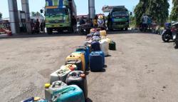 Solar Langka, Nelayan Indramayu Antre Berjam-jam di SPBU<