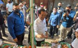 Jokowi Blusukan di Pasar Penfui Kupang, Beli Sayuran dan Berikan Santunan