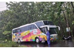 Hindari Jalan Berlobang, Sepeda Motor Tertabrak Bus Hingga Pembonceng Tewas