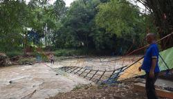 Jembatan Gantung Ambruk, Puluhan Siswa SMP Tercebur ke Sungai Cileueur Ciamis<