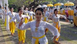 Umat Hindu Bali Sembahyang Hari Raya Saraswati