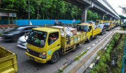 Solar Langka, Kendaraan Antre Panjang di SPBU Palembang Bikin Macet<