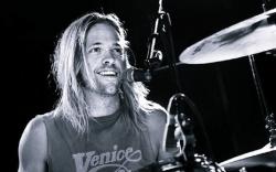 Taylor Hawkins Drummer Foo Fighters Meninggal Dunia di Usia 50 Tahun