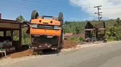Asyik Nongkrong di Teras Rumah, 3 Pemuda di Sumut Tertimpa Truk